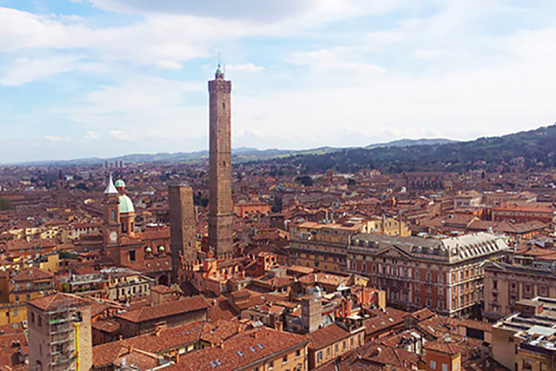 3 - Bologna vista dall'alto della torre nascosta: la Torre Prendiparte