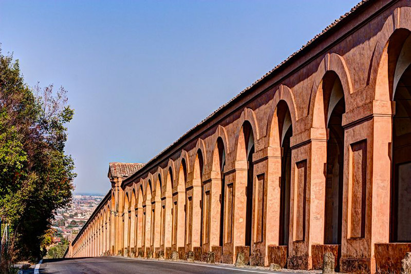 8 - Bologna vista dall'alto tra le arcate del Portico di San Luca